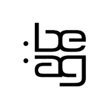 BEAG Logo in schwarzer Schrift mit zwei Punkten links auf weißem Hintergrund.